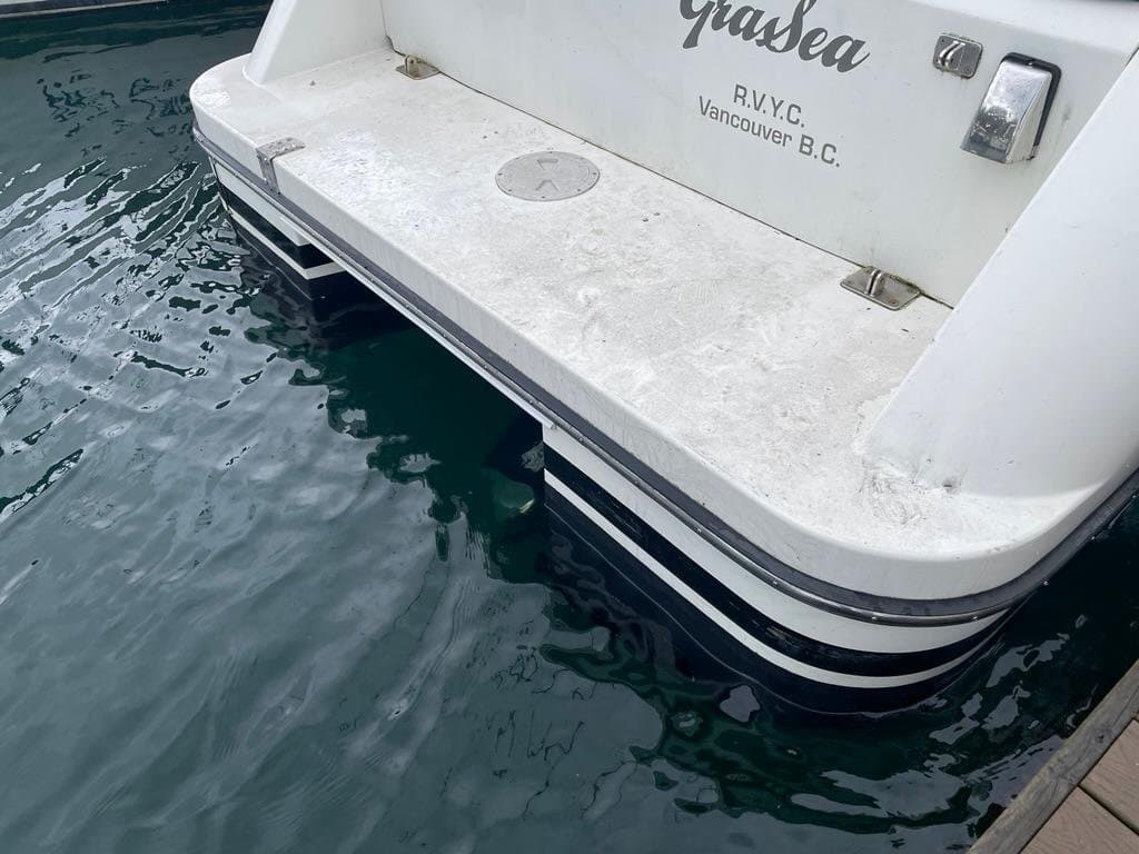 2005 Zeta 30 Flybridge Cruiser