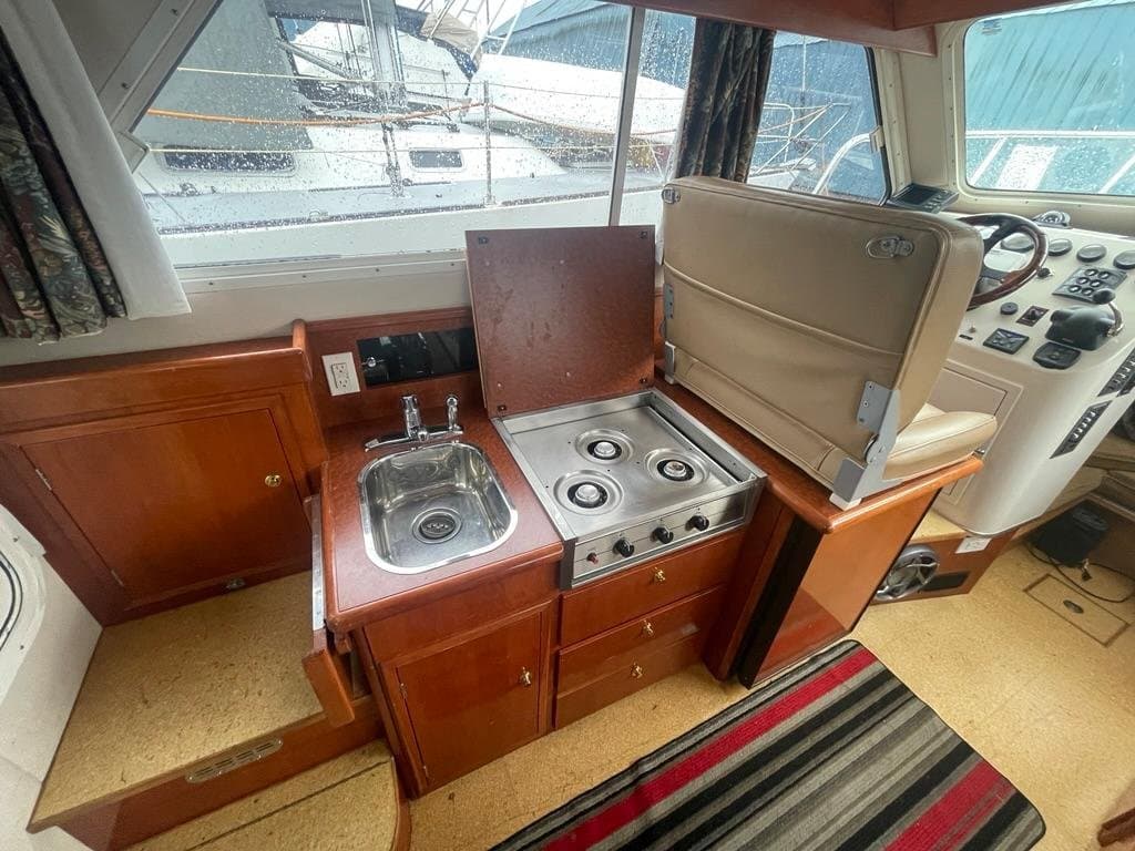 2005 Zeta 30 Flybridge Cruiser