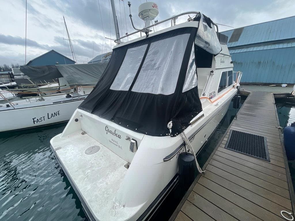 2005 Zeta 30 Flybridge Cruiser