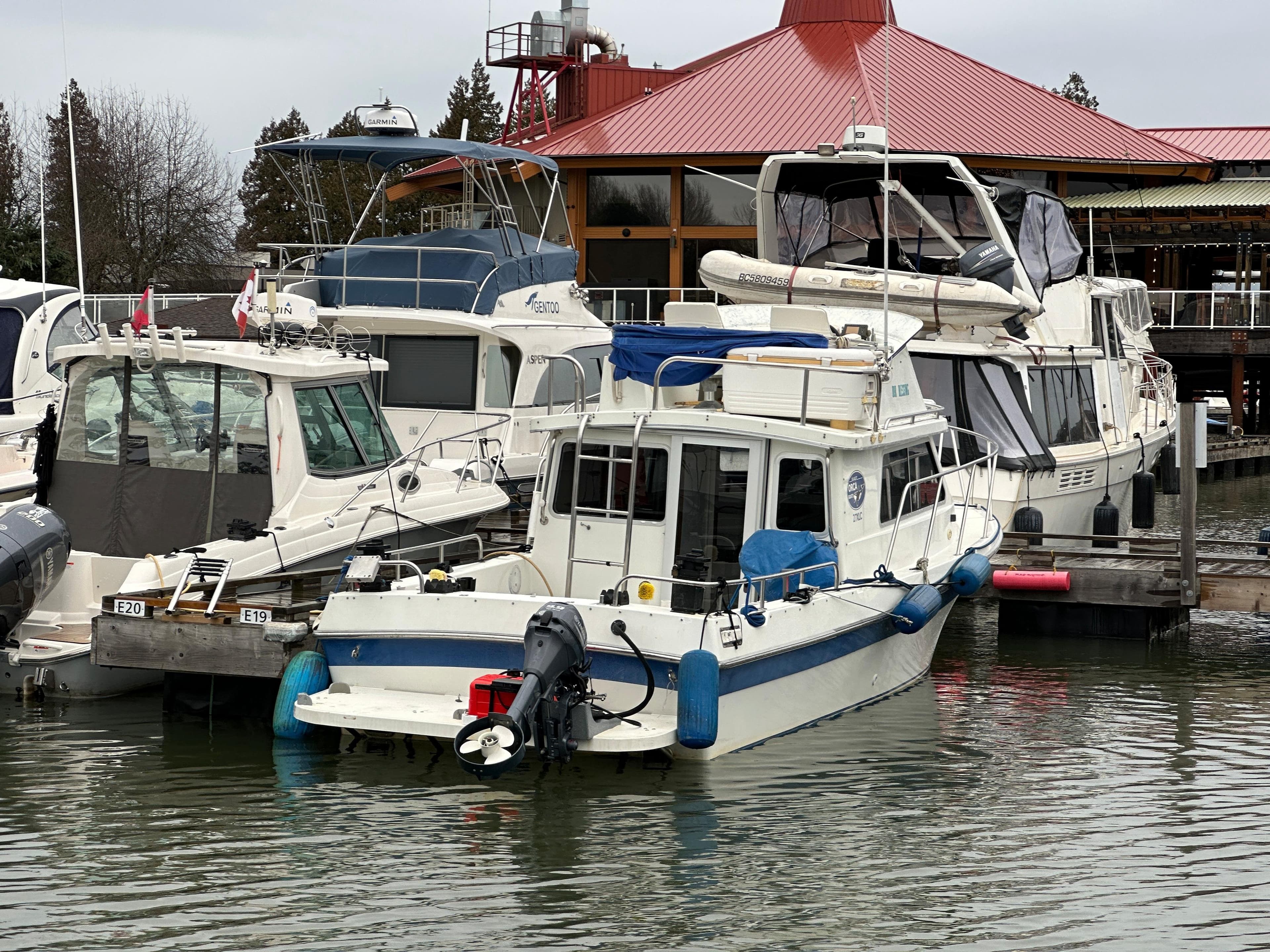 2000 Skagit Orca 27 XLC flybridge