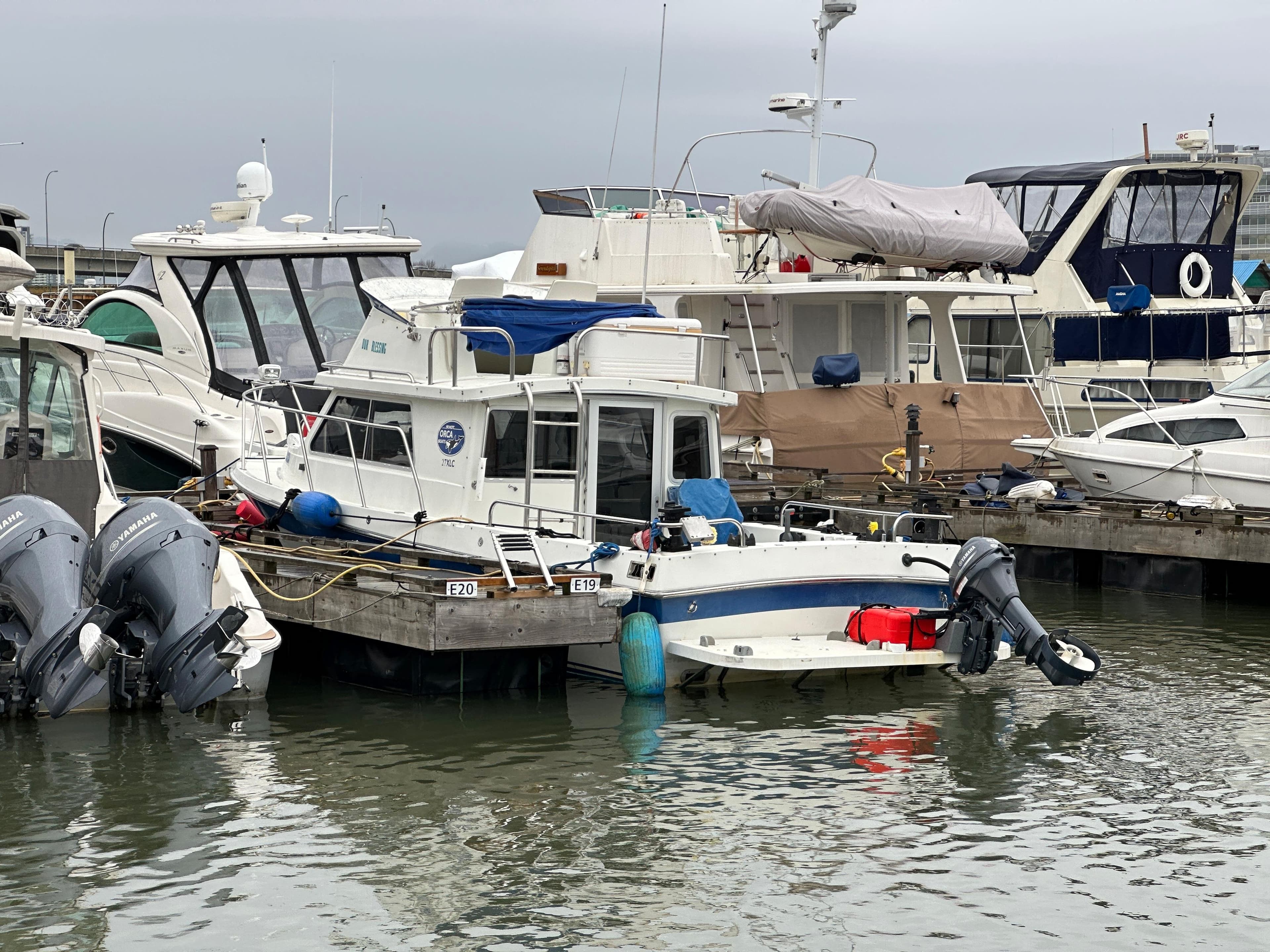 2000 Skagit Orca 27 XLC flybridge