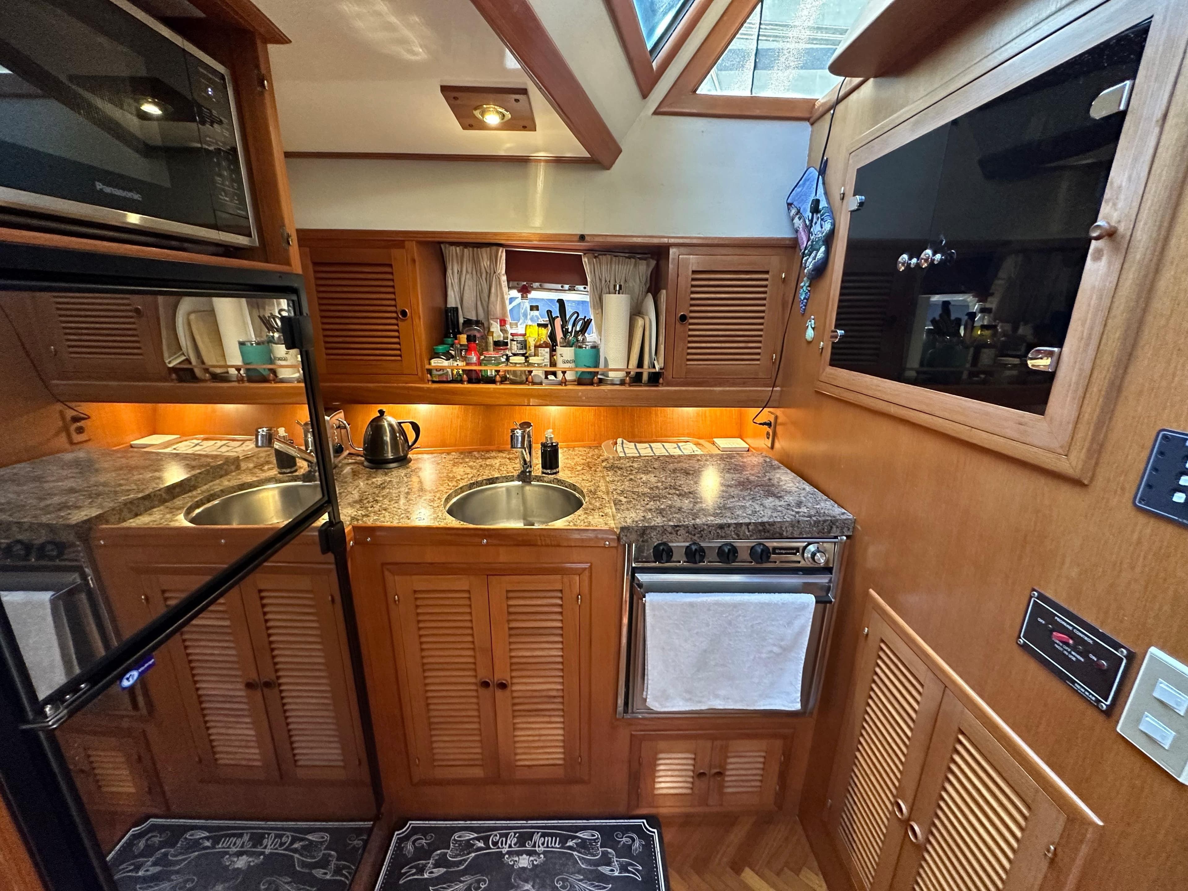 1985 Nova 40 Aft Cabin