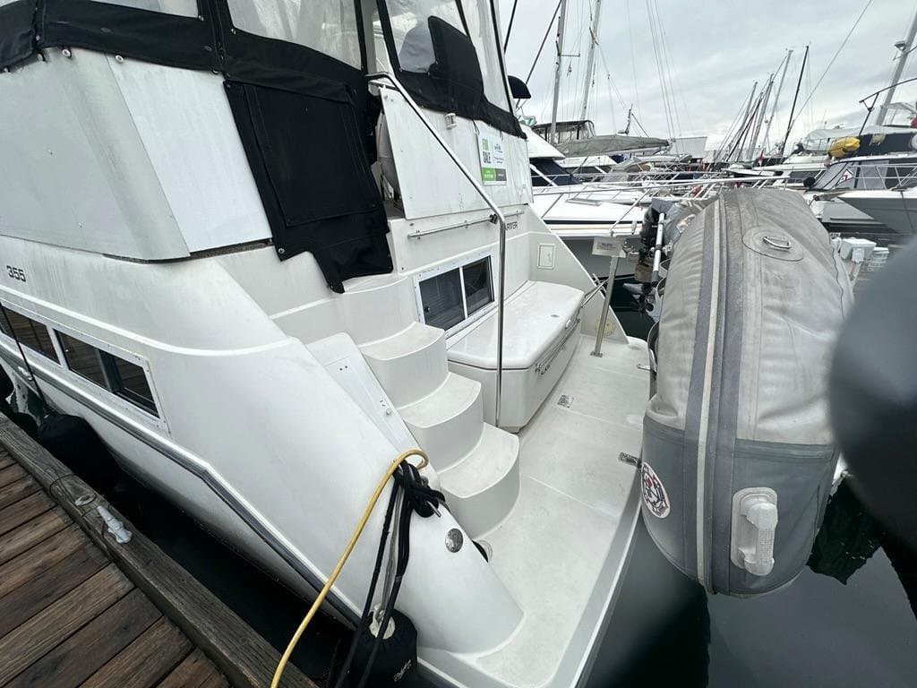 1995 Carver 355 Aft Cabin Motor Yacht