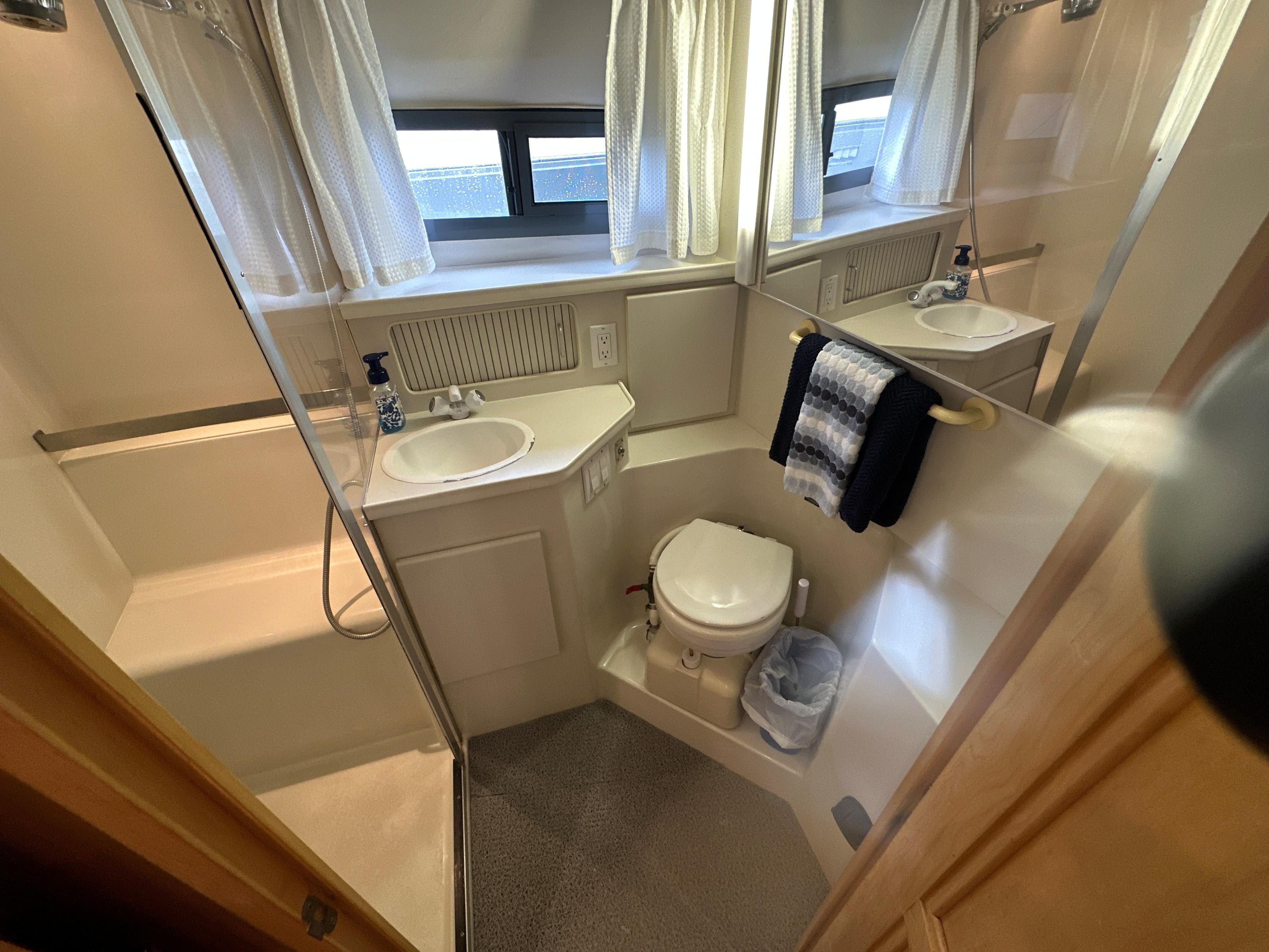 1995 Carver 355 Aft Cabin Motor Yacht