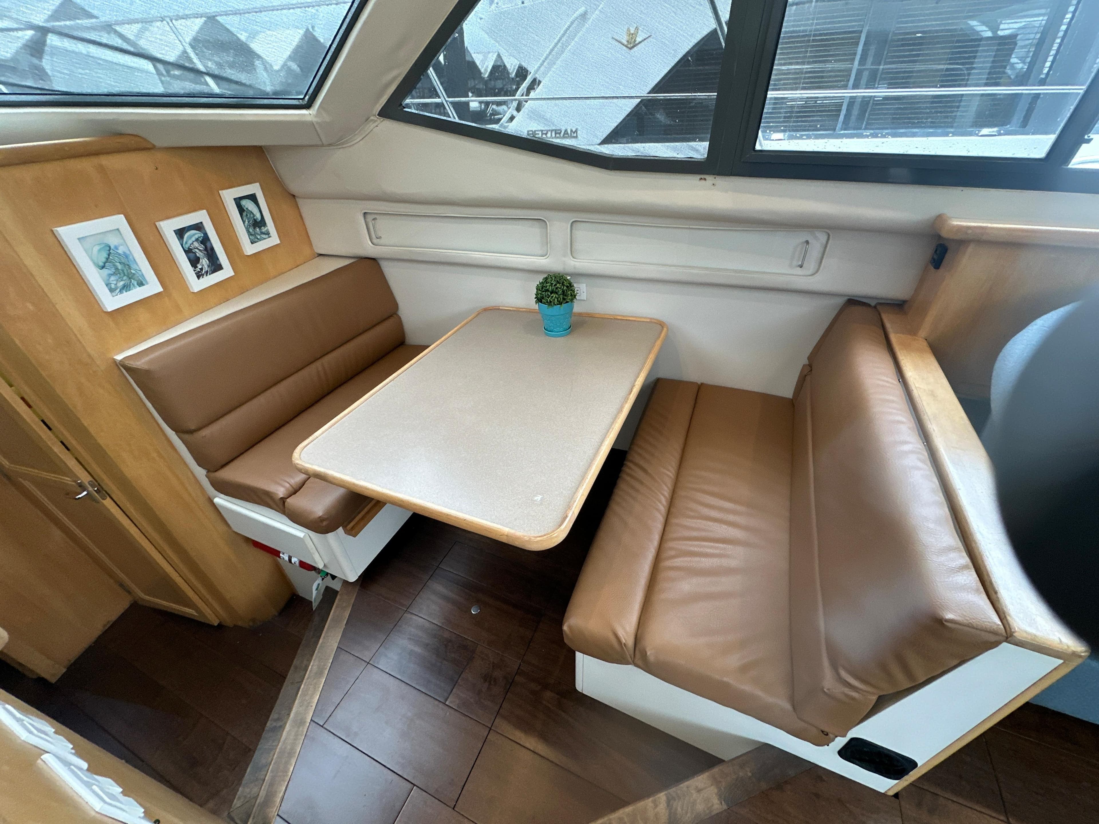 1995 Carver 355 Aft Cabin Motor Yacht