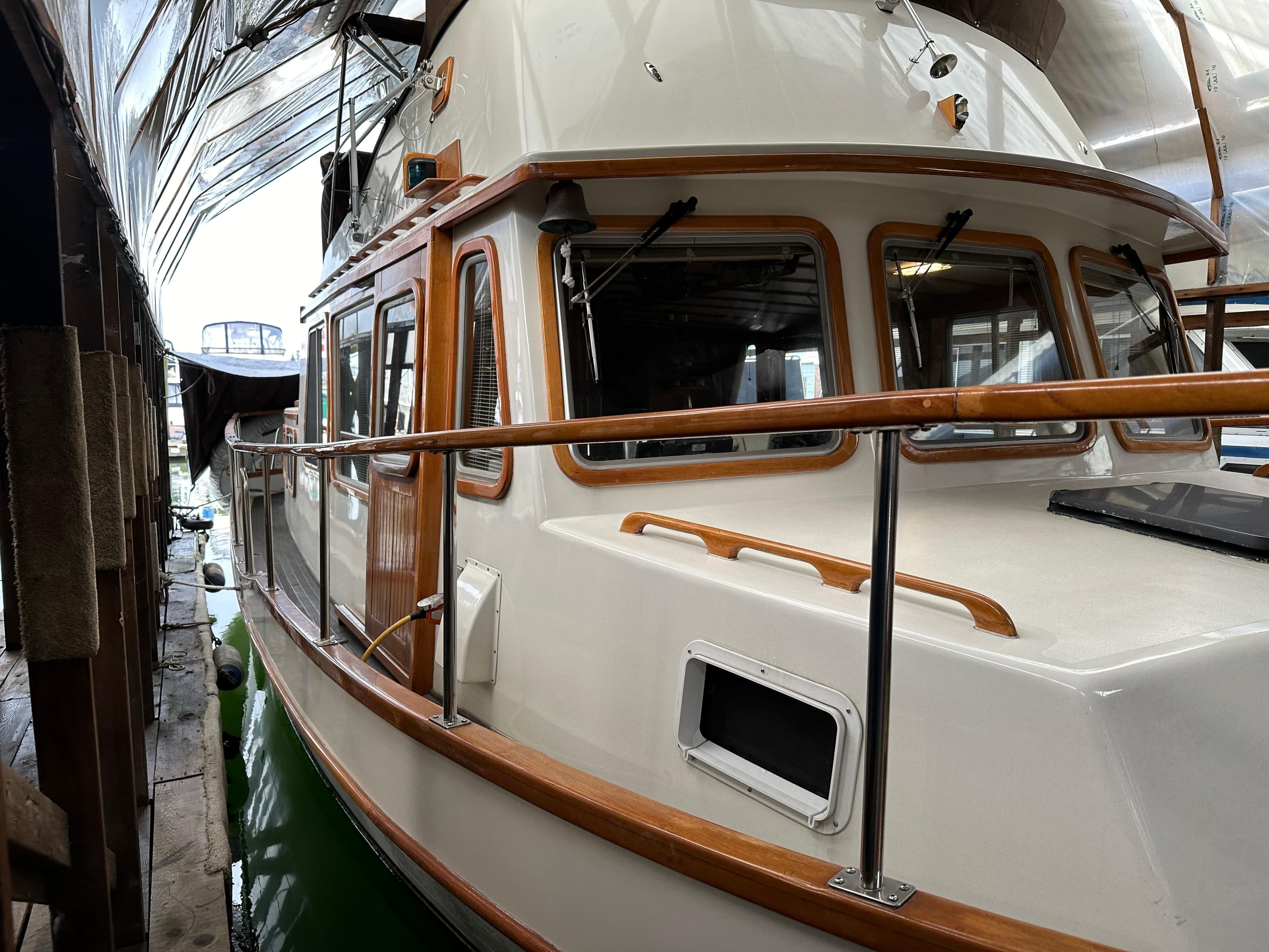 1982 Gulf Commander 38