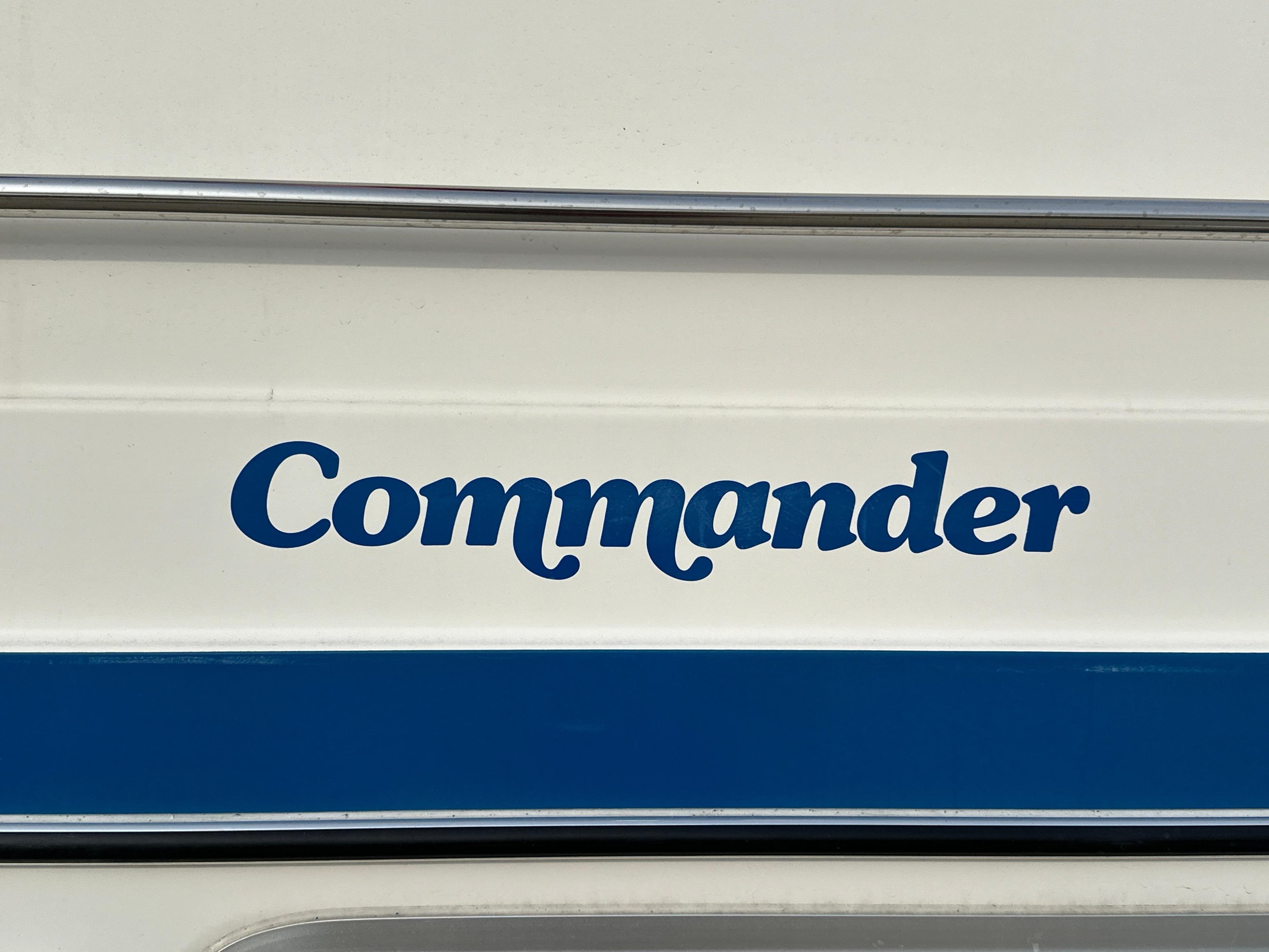 1990 Commander 30
