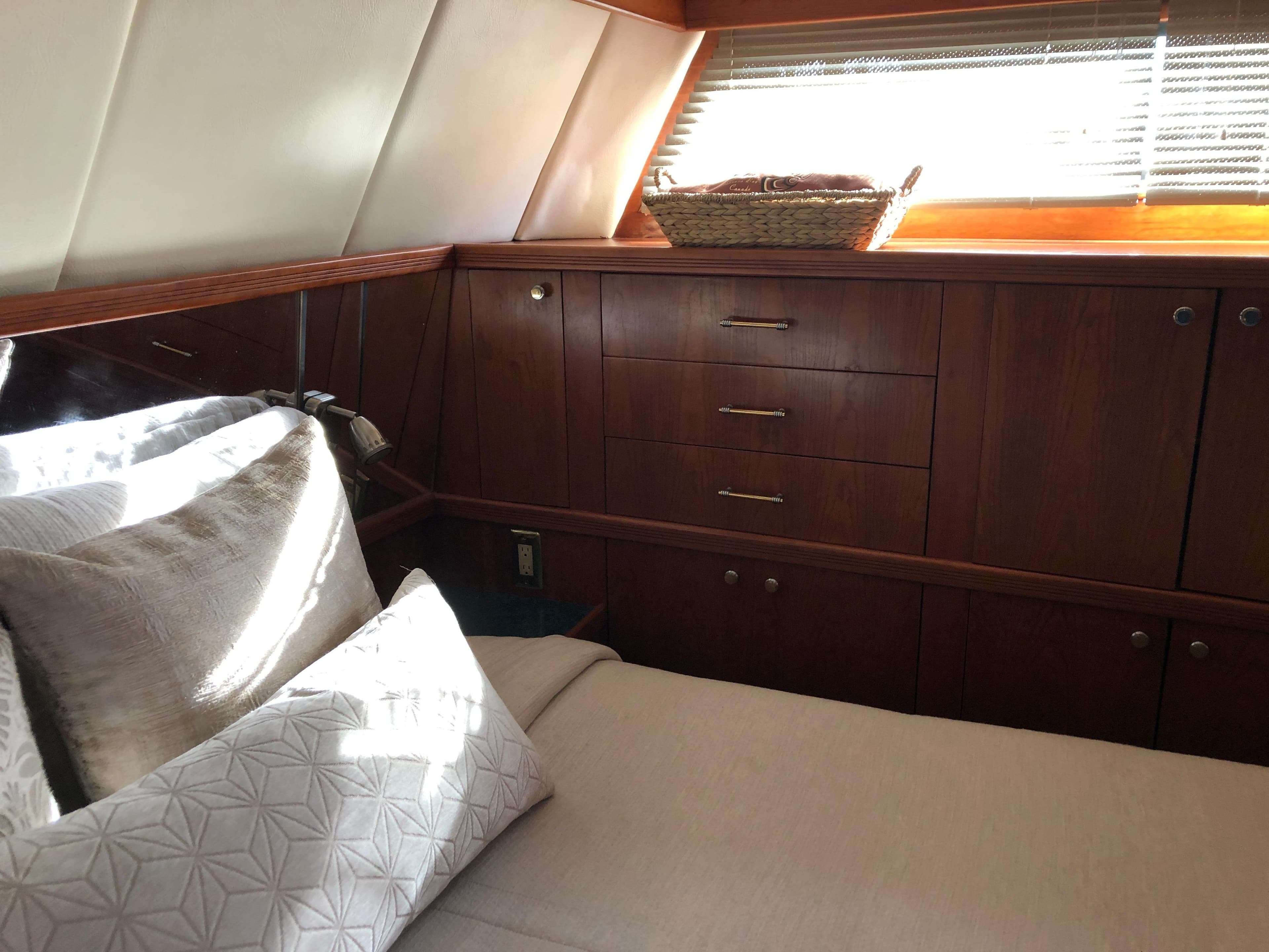 1995 Queenship Aft Cabin