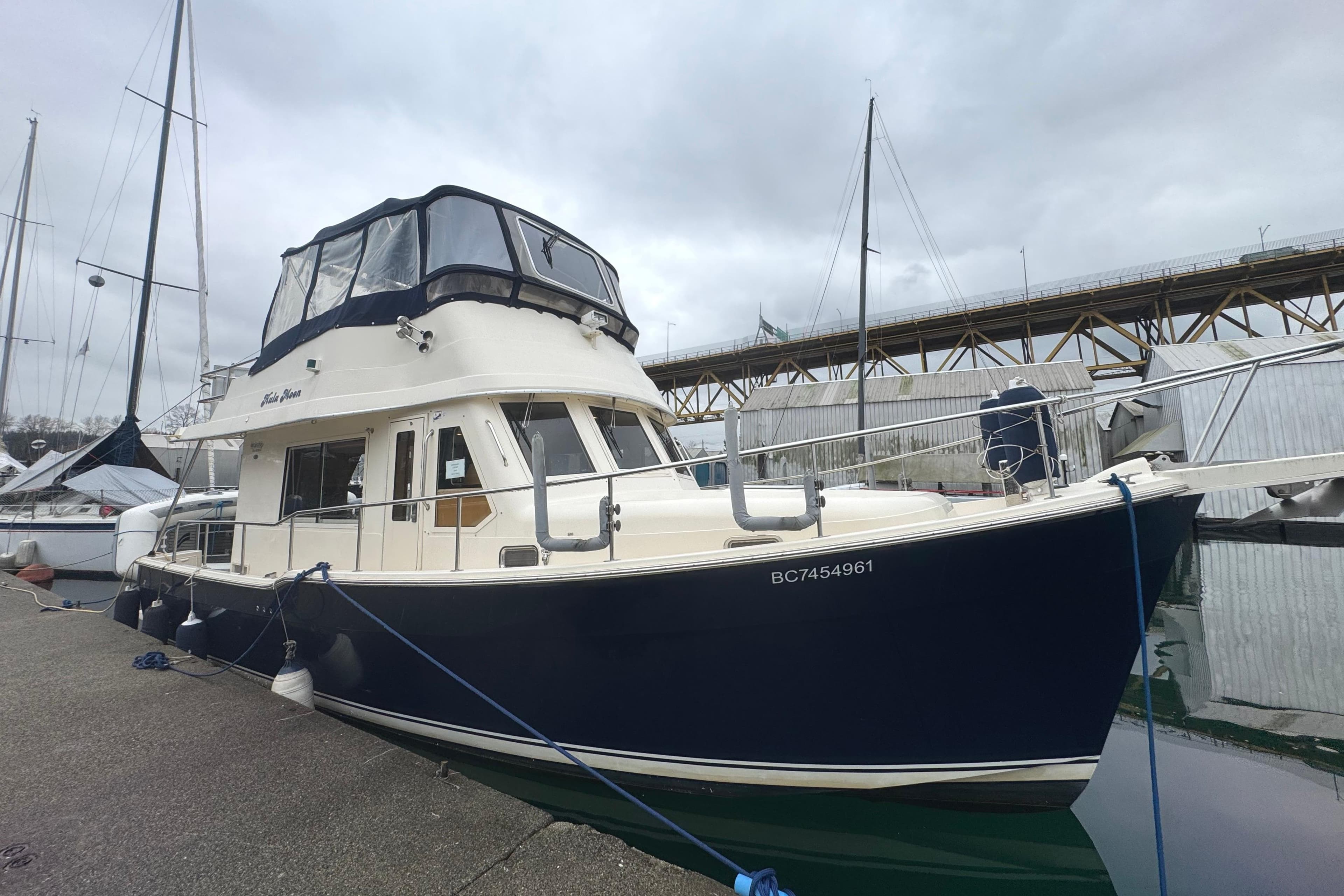 2006 Mainship 34 Trawler