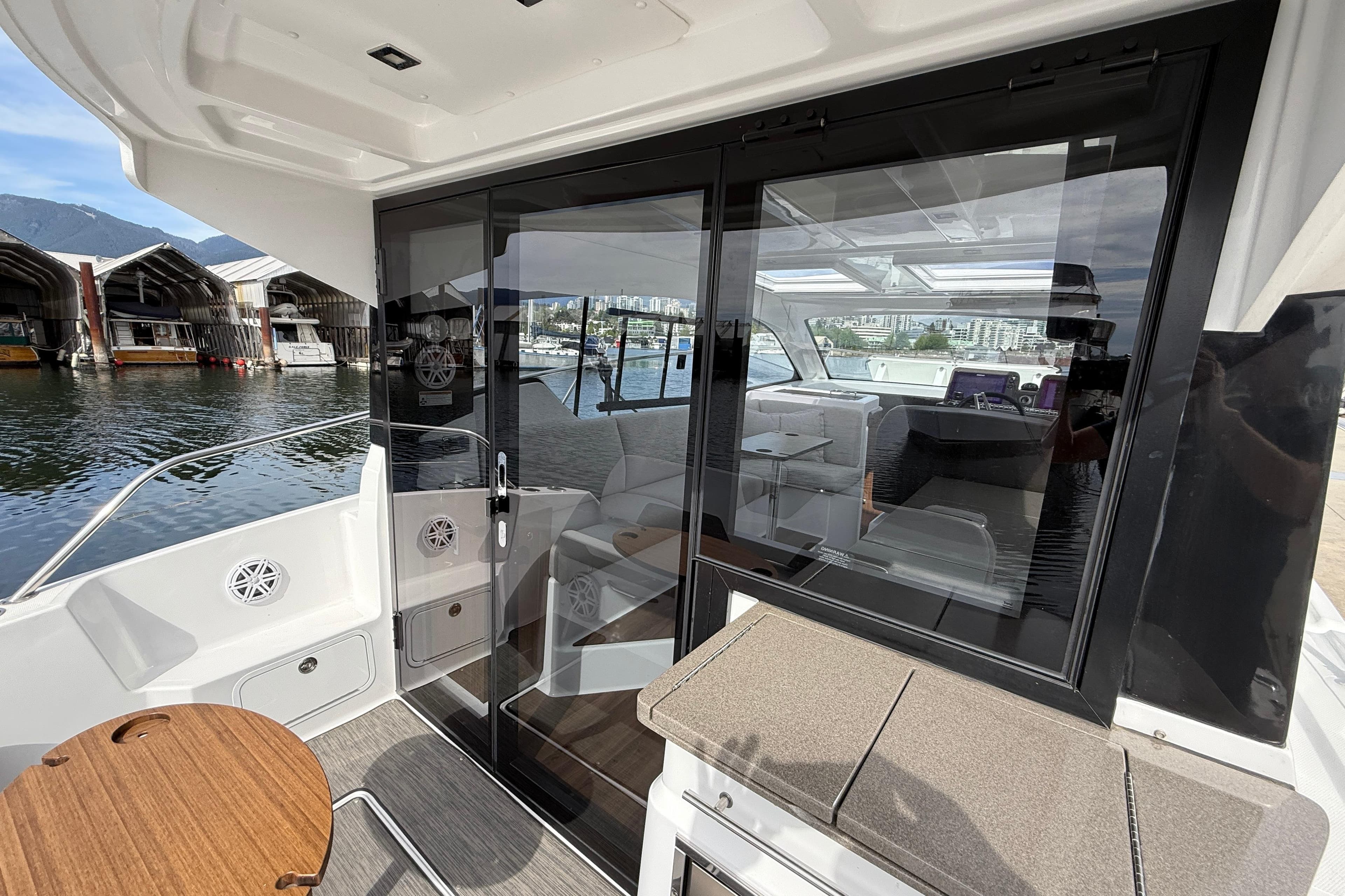 2022 Four Winns V355 Coupe OB