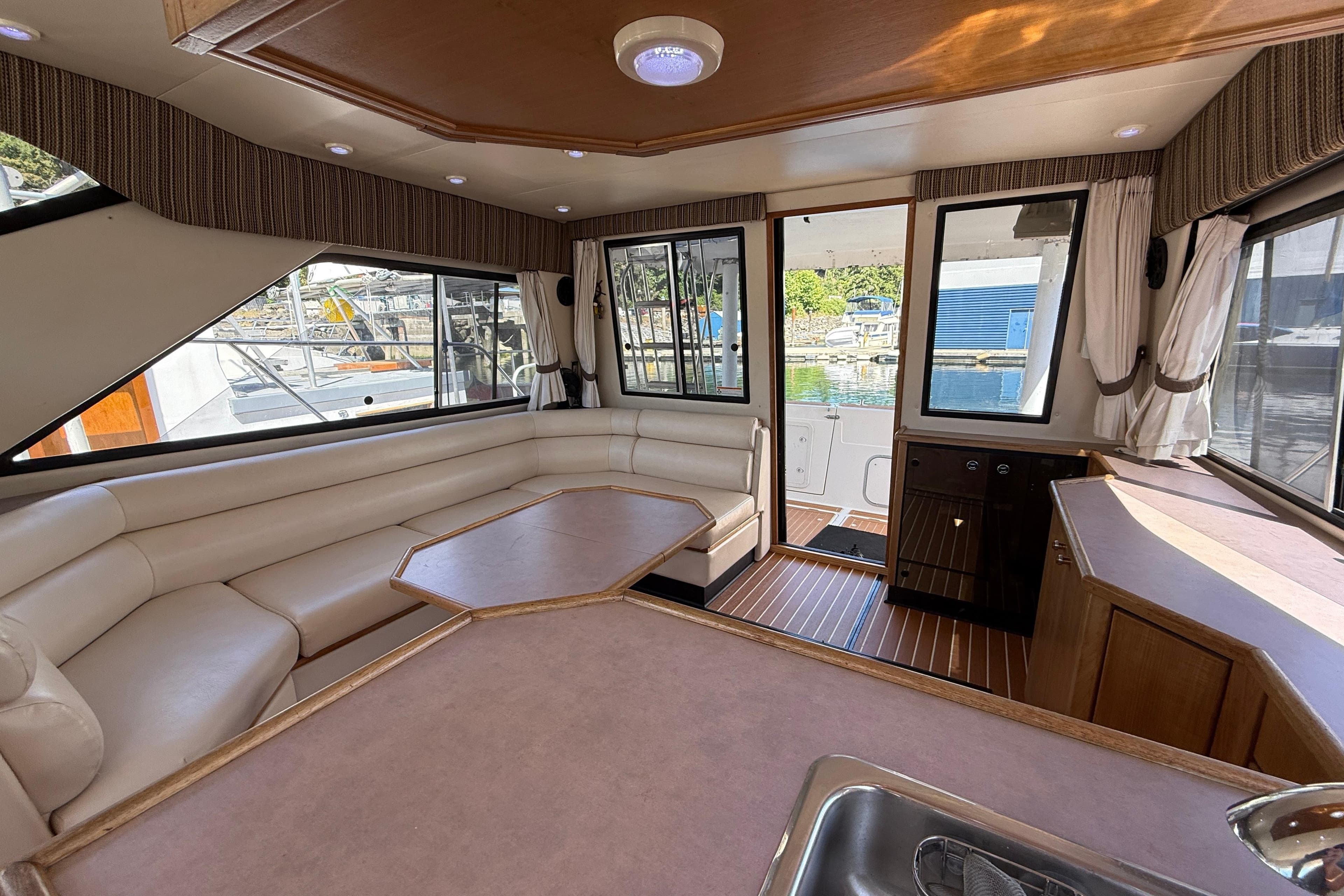 1998 Bayliner 3788 Command Bridge Motoryacht